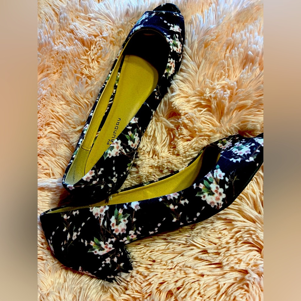 NWOT ladies floral kitten heal with peak-a-boo toe